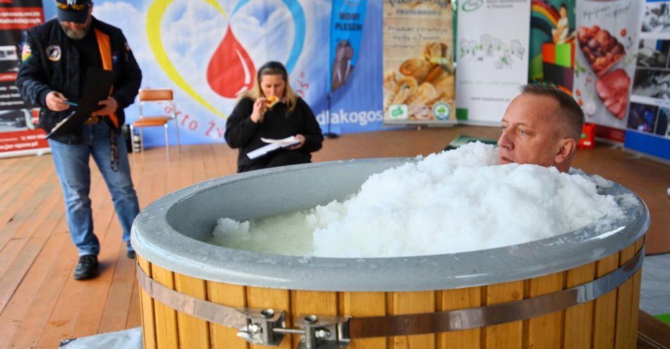 zdjęcie: W Przygodzicach trwa próba pobicia rekordu Polski w morsowaniu w lodzie; celem pomoc choremu dziecku / fot. PAP