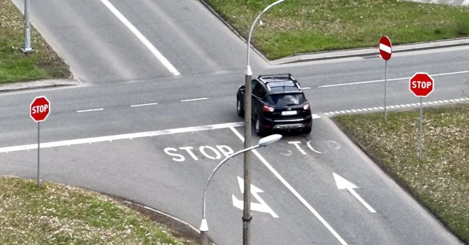 zdjęcie: Policyjny dron uchwycił kierowców, którzy nie zatrzymali się na znaku „STOP” / fot. KMP we Włocławku