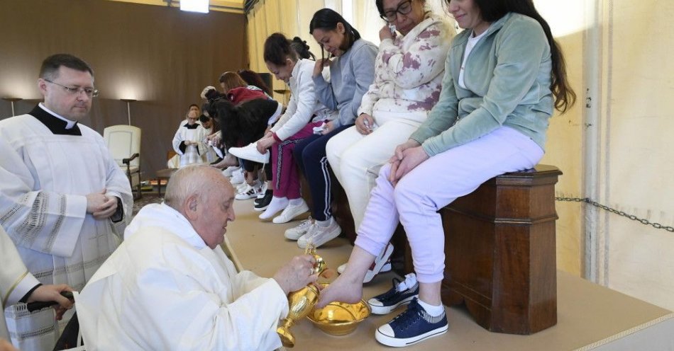 zdjęcie: Papieska msza Wieczerzy Pańskiej w więzieniu dla kobiet w Rzymie / fot. PAP