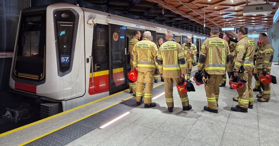 zdjęcie: Co strażacy ćwiczą w nocy w metrze? / fot. nadesłane