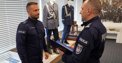 Gratulacje dla toruńskiego policjanta za uratowanie życia młodej dziewczynie