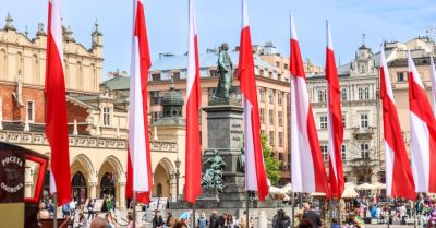 Kraków udekorowany flagami i patriotycznie podświetlony