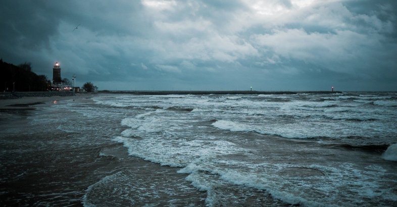 zdjęcie: Nasilony sztorm nad Bałtykiem / pixabay/3373906