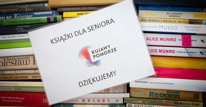 zdjęcie: Podziel się książkami z seniorami / fot. Mikołaj Kuras dla UMWKP