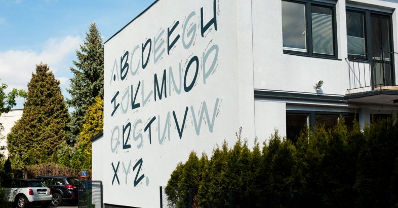 zdjęcie: Nowy mural z alfabetem na Saskiej Kępie / fot. Radek Nowik