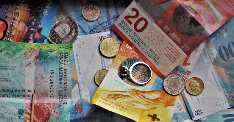 zdjęcie: Wreszcie spadają raty kredytów we frankach / pixabay/4314471