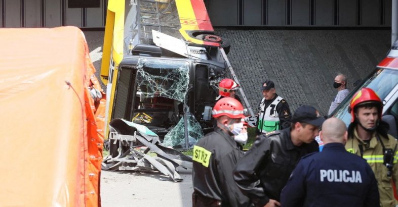 zdjęcie: Warszawa: autobus spadł z wiaduktu, 20 osób poszkodowanych, dwie ofiary śmiertelne / fot. PAP
