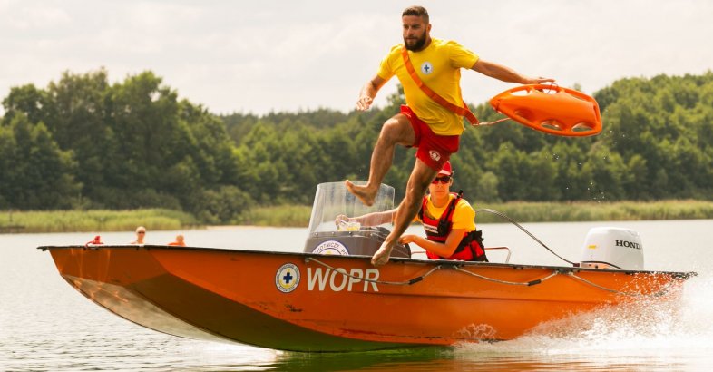 zdjęcie: Dzięki nim nad wodą czujemy się bezpiecznie / fot. Filip Kowalkowski, Mikołaj Kuras dla UMWKP