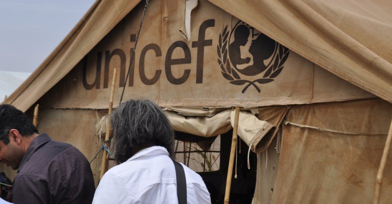 zdjęcie: UNICEF dostarcza ratującą życie pomoc do ponad 100 krajów walczących z pandemią / fot. By Sudan Envoy - UNICEF Tent, CC BY 2.0, https://commons.wikimedia.org/w/index.php?curid=12800563