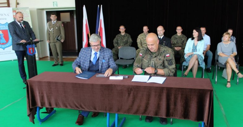 zdjęcie: Centrum Szkolenia WOT podpisało porozumienie ze szkołą w Golubiu-Dobrzyniu / fot. nadesłane