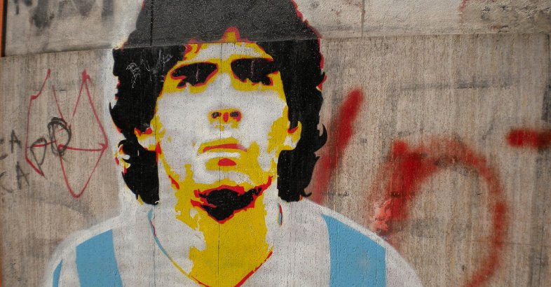 zdjęcie: Piłkarski świat płacze. Odszedł Diego Maradona / Cadaverexquisito, CC BY-SA 3.0 <https://creativecommons.org/licenses/by-sa/3.0>, via Wikimedia Commons