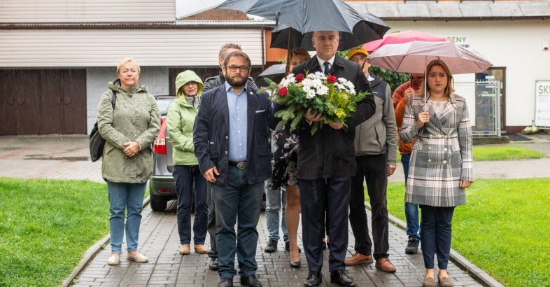 zdjęcie: Polska 2050 - złożenie kwiatów przy ścianie Pamięci Ofiar Terroru Hitlerowskiego i Stalinowskiego w Nowym Targu / fot. Jarek Barański