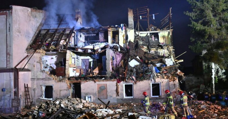 zdjęcie: W budynku, który po wybuchu się zawaliły, mieszkało pięć rodzin / fot. PAP