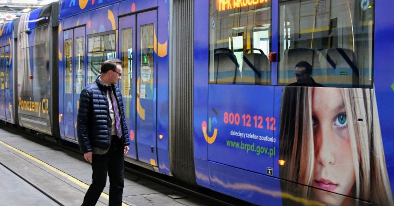zdjęcie: Telefon zaufania na wrocławskim tramwaju. MPK współpracuje z Rzecznikiem Praw Dziecka / fot. nadesłane