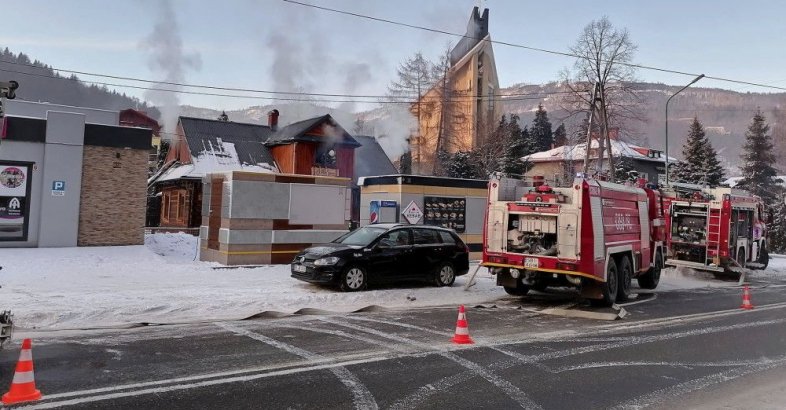 zdjęcie: Pożar zniszczył stary, drewniany dom w Szczyrku / fot. PAP