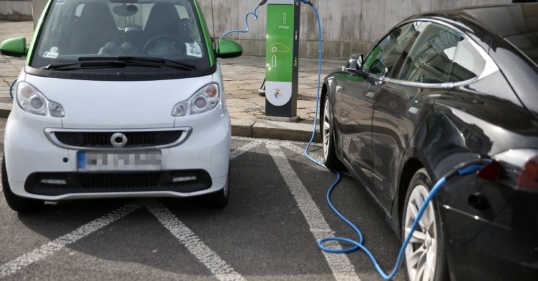 zdjęcie: W 2022 r. droższe samochody, spadek udziału leasingu, więcej elektryków / fot. PAP