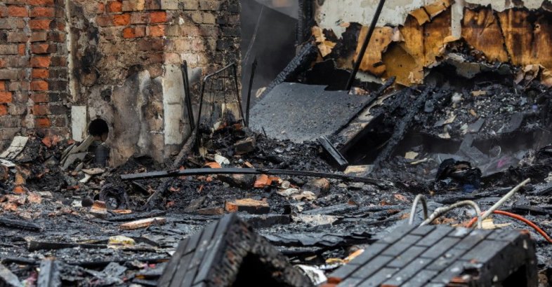 zdjęcie: Przyczyną pożaru domu jednorodzinnego w Słupnie mógł być wybuch gazu - zginęła jedna osoba / fot. PAP