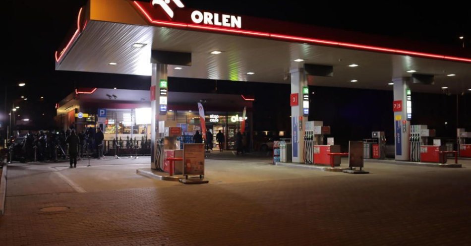 zdjęcie: Zapowiedziane obniżki cen już widać na stacjach Orlenu, a wkrótce na całym rynku / fot. PAP