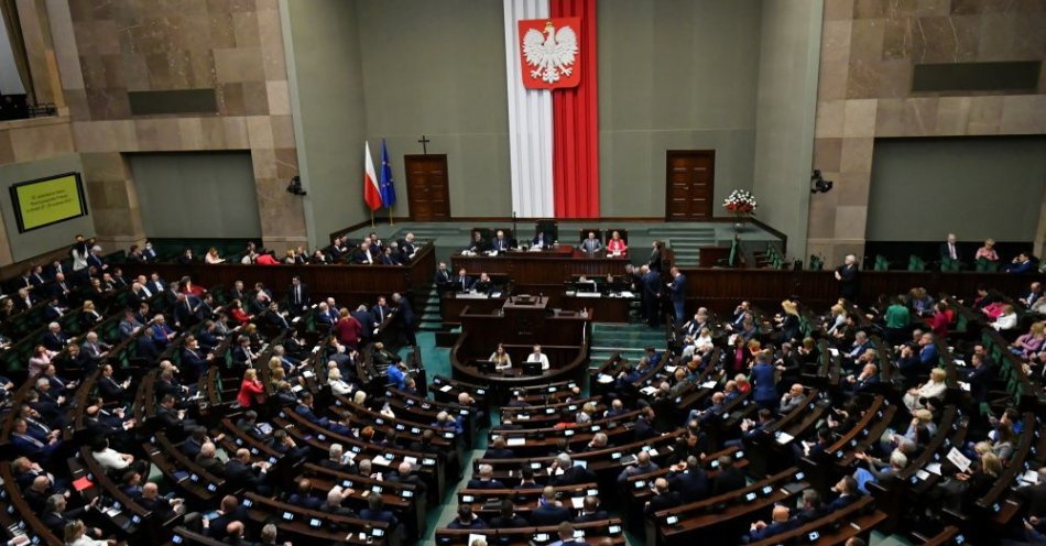 zdjęcie: Sejm uchwalił nowelizację wydłużającą termin wypłaty świadczeń za pomoc uchodźcom / fot. PAP