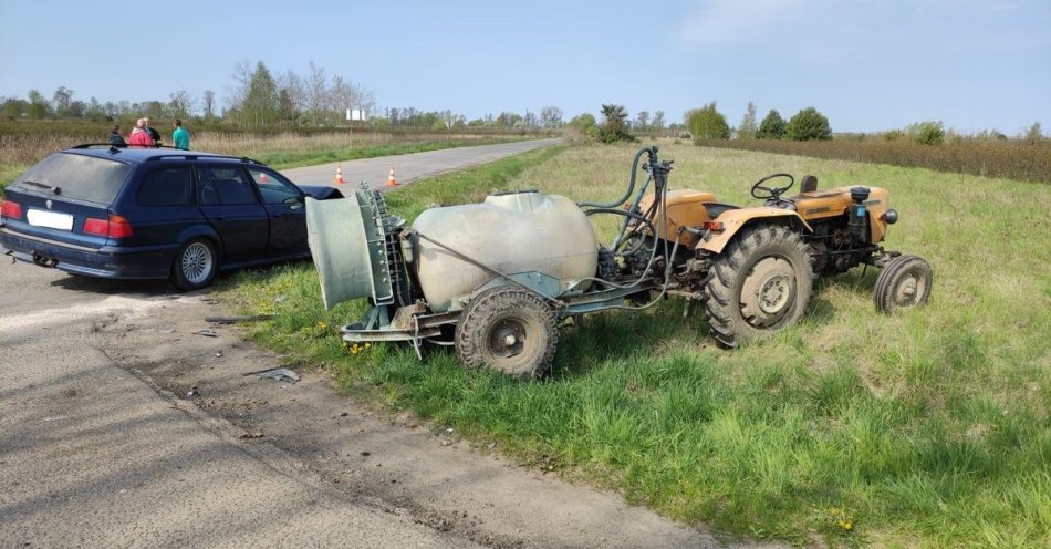 zdjęcie: Wyprzedzał na skrzyżowaniu, zderzył się z ciągnikiem rolniczym / fot. KPP Opole Lubelskie