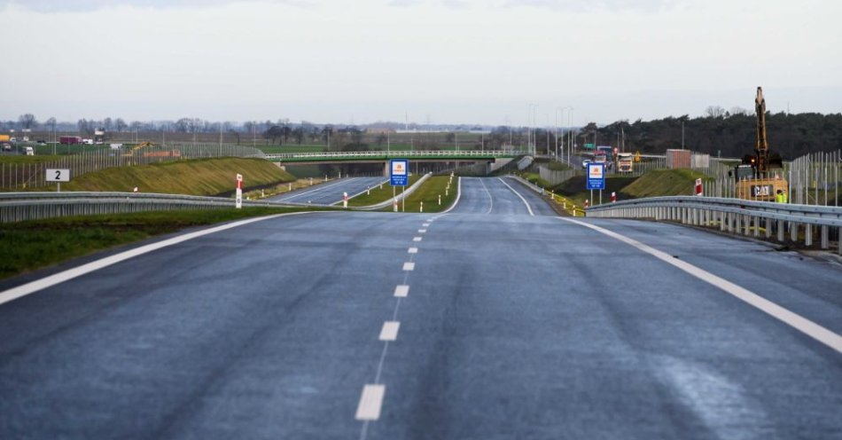 zdjęcie: Droga przebiegająca przez dwa województwa wyasfaltowana tylko po stronie wielkopolskiej / fot. PAP