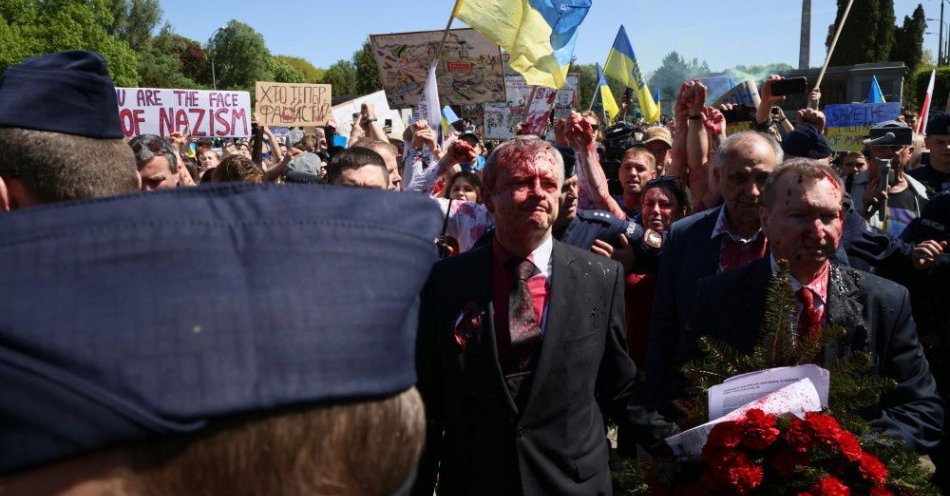 zdjęcie: Demonstranci oblali czerwoną substancją ambasadora Rosji / fot. PAP