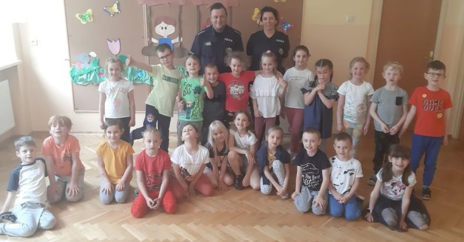zdjęcie: Dzielnicowy i dzierżoniowska policjantka edukowali dzieci z Publicznego Przedszkola nr 3 / fot. KPP w Dzierżonowie