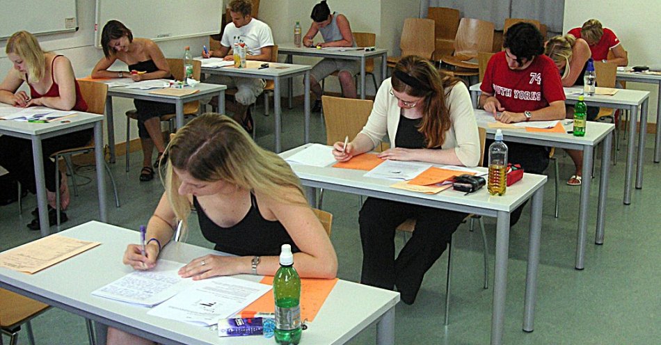 zdjęcie: Na maturze egzaminy z wiedzy o społeczeństwie i z języka niemieckiego na poziomie rozszerzonym / https://commons.wikimedia.org/wiki/File:Test_(student_assessment).jpeg#/media/File:Test_(student_assessment).jpeg