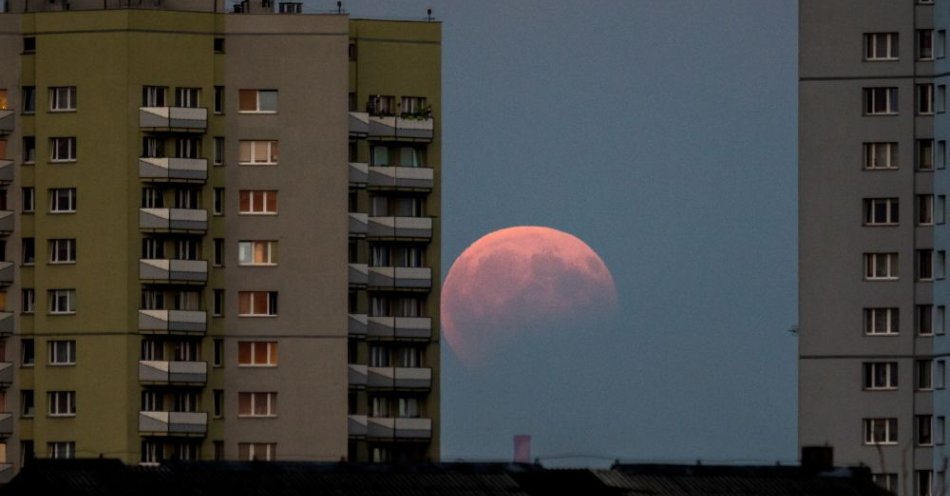 zdjęcie: W poniedziałek zaćmienie Księżyca; w Polsce widoczne jako częściowe / fot. PAP