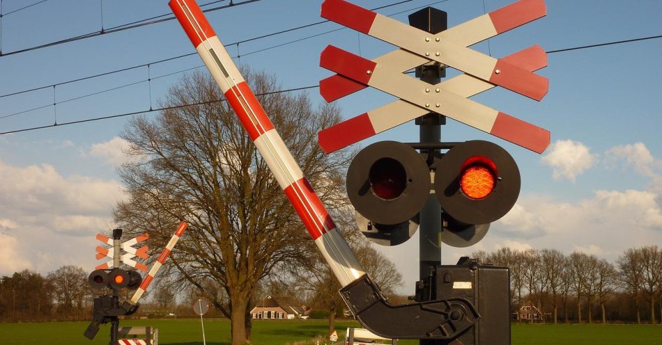 zdjęcie: Niebezpieczne zachowanie kierowcy na przejeździe kolejowym / pixabay/1039283