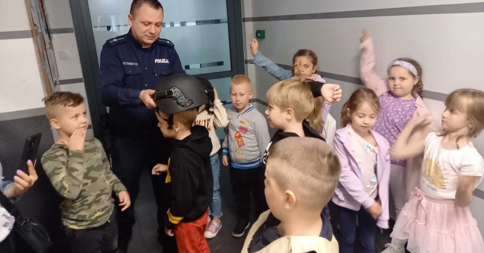 zdjęcie: Kolejna grupa przedszkolaków odwiedziła Policjantów / fot. KPP w Choszcznie