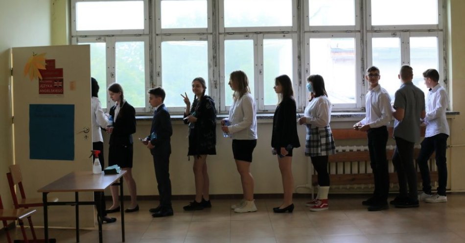zdjęcie: Ósmoklasiści piszą egzamin z matematyki / fot. PAP