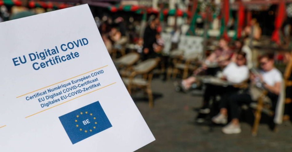 zdjęcie: Na wakacje bez testu do większości krajów UE, certyfikat Covid wymagany wciąż we Francji, Hiszpanii i we Włoszech / fot. PAP