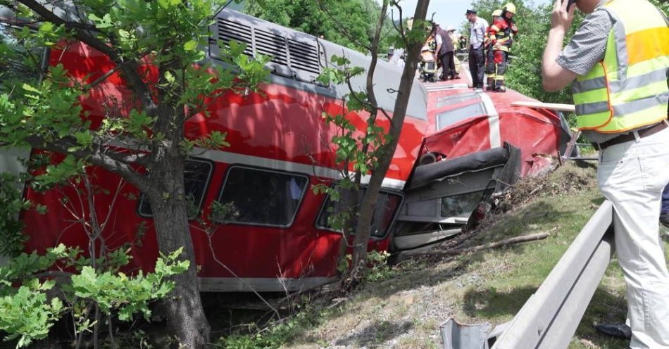 zdjęcie: Katastrofa kolejowa w Bawarii - cztery osoby zginęły, kilkadziesiąt poważnie rannych / fot. PAP