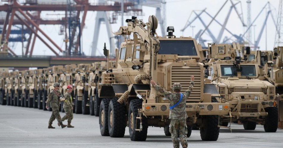 zdjęcie: Największy przeładunek sprzętu armii amerykańskiej w historii Portu Gdynia / fot. PAP