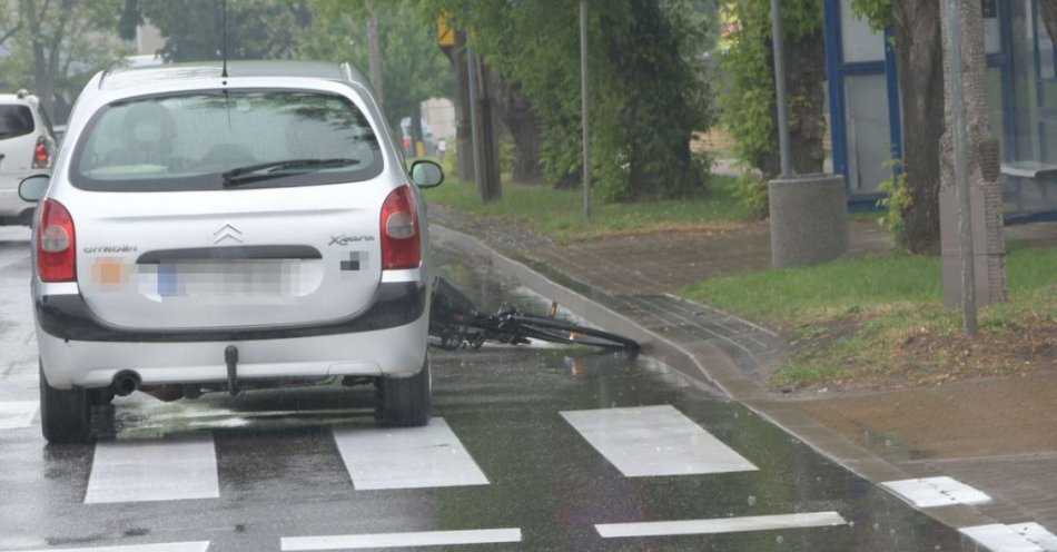 zdjęcie: Chcąc uniknąć zderzenia z samochodem, uderzyła w pieszą na przejściu / fot. KPP Puławy