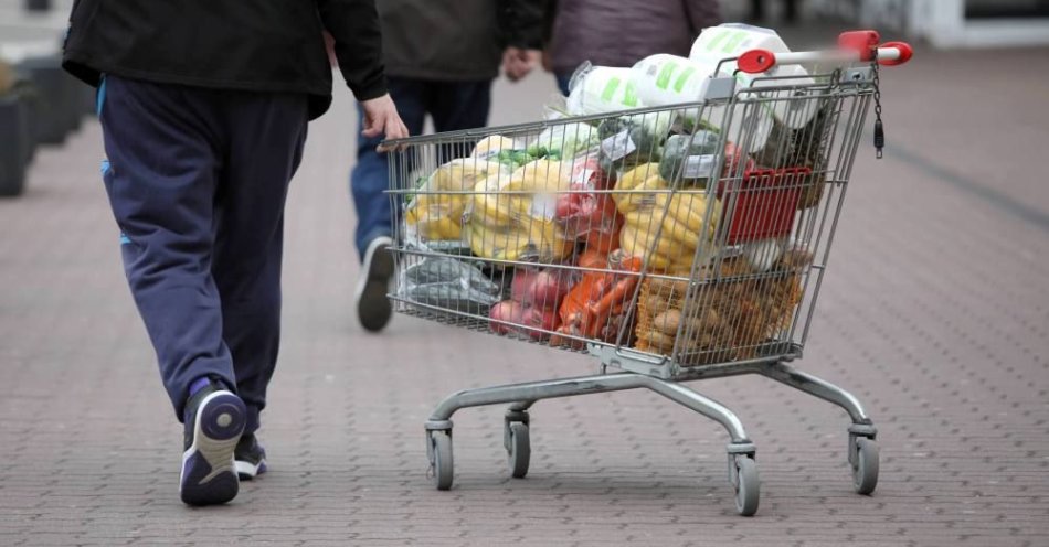 zdjęcie: Polacy częściej kupują w dyskontach, ale są mniej lojalni wobec nich / fot. PAP