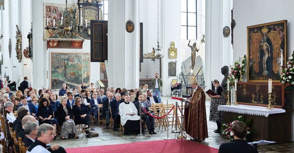 zdjęcie: W Bazylice Mariackiej odbyło się nabożeństwo związane z powrotem ołtarza Świętej Trójcy Bractwa św. Jerzego / fot. PAP