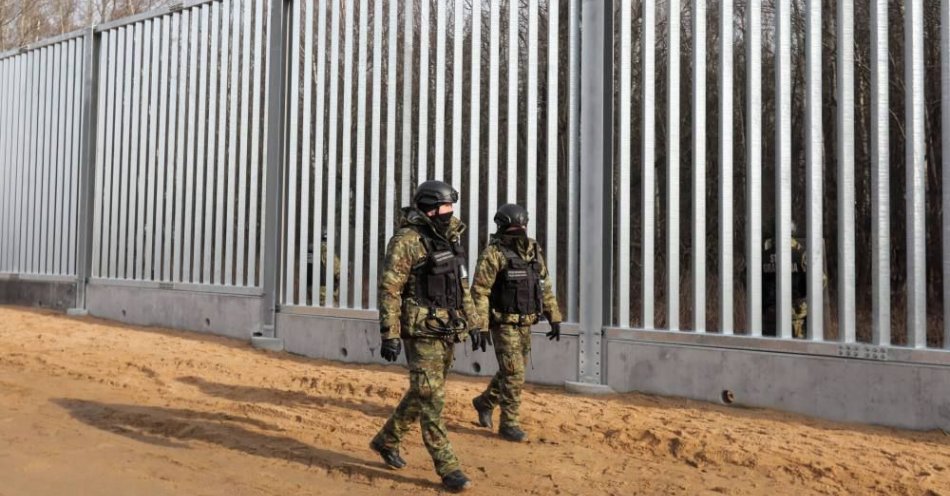 zdjęcie: Pierwsze odcinki bariery na granicy z Białorusią - odebrane / fot. PAP