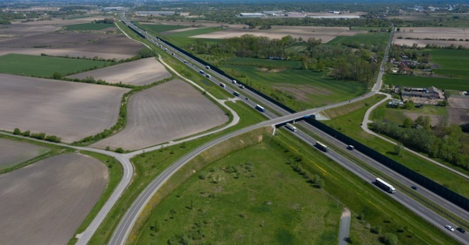 zdjęcie: Dwie równoległe drogi startowe o długości 3 800 m każda w ramach planowanego lotniska / fot. PAP