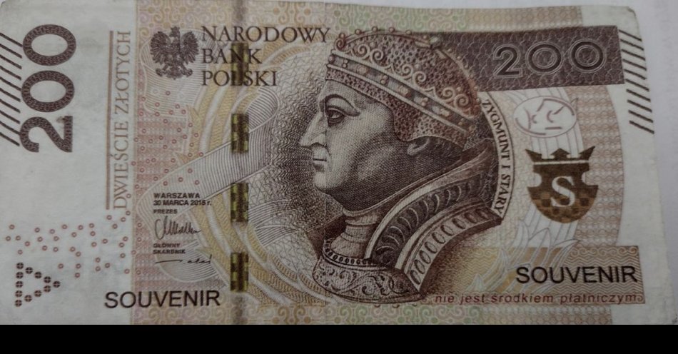 zdjęcie: Zapłacił banknotem z napisem „souvenir” / fot. KMP w Olsztynie