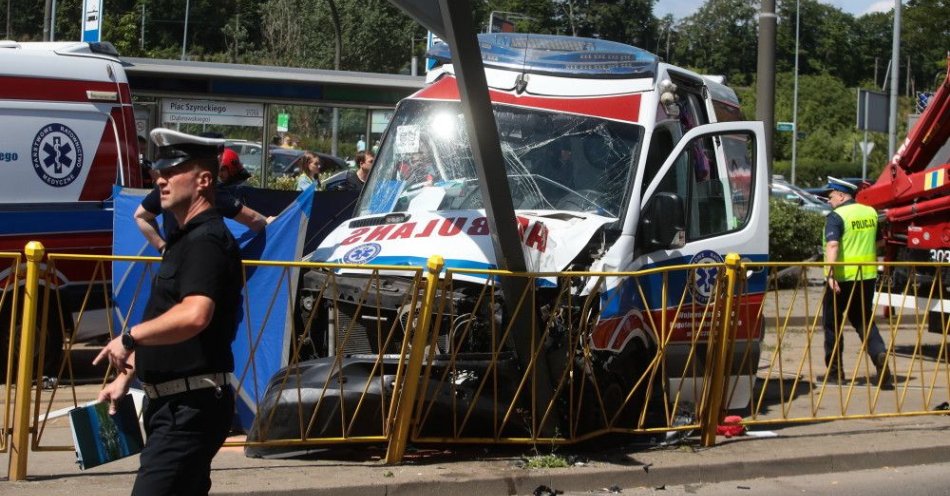 zdjęcie: Karetka wjechała w przystanek tramwajowy, jedna osoba zginęła / fot. PAP