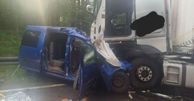 Trzy osoby zginęły w czołowym zderzeniu samochodu osobowego z ciężarówką