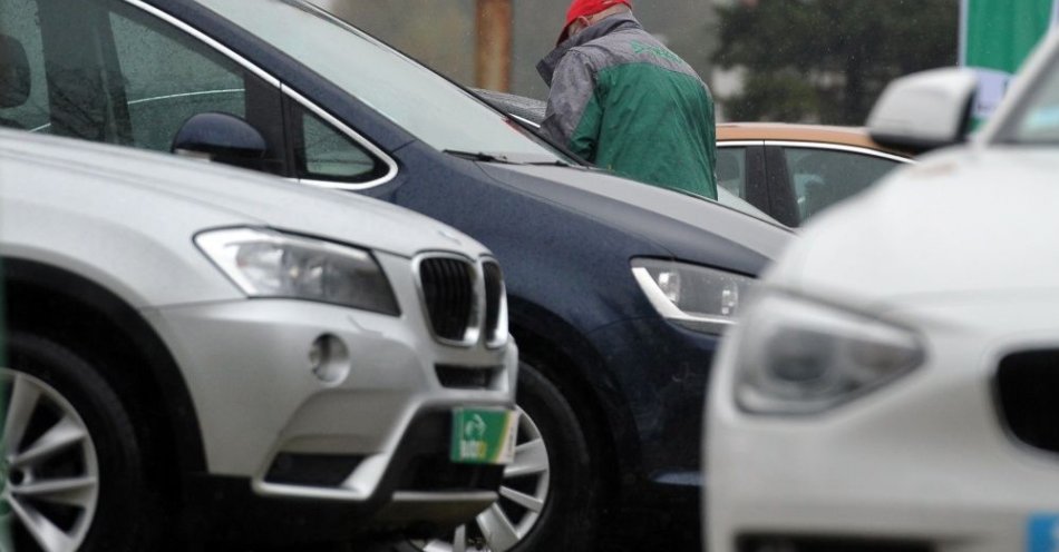 zdjęcie: 47 proc. kupujących używane auto spotkało się z praktyką ukrywania wad pojazdu / fot. PAP