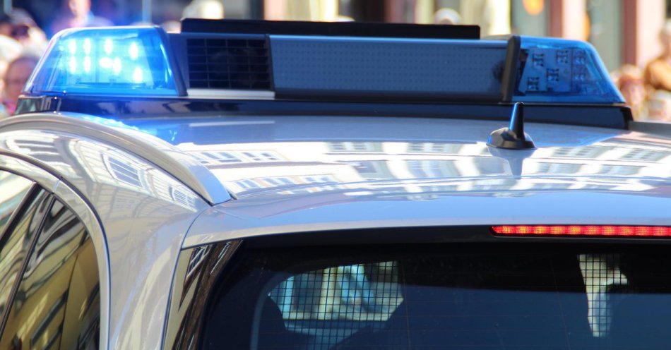 zdjęcie: Policjanci piaseczyńskiej drogówki eskortowali rodzącą kobietę do szpitala / pixabay/5226674