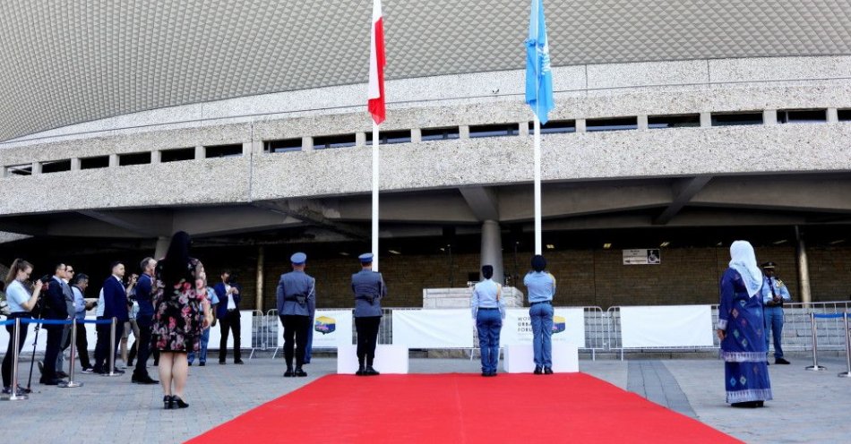 zdjęcie: Ceremonia podniesienia flag rozpoczęła Światowe Forum Miejskie w Katowicach / fot. PAP