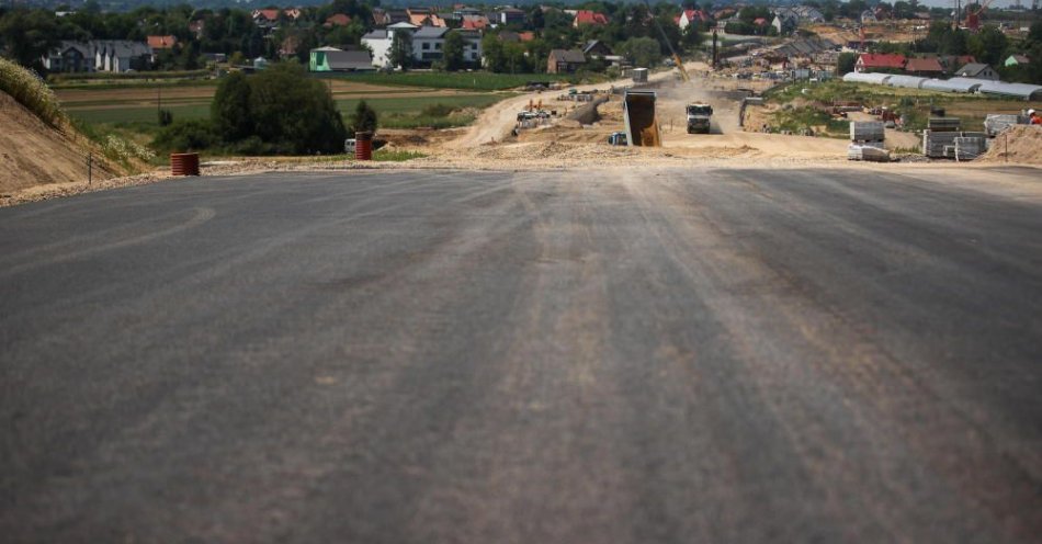 zdjęcie: Rząd przeznaczy dodatkowe ponad 2 mld zł na drogi samorządowe / fot. PAP