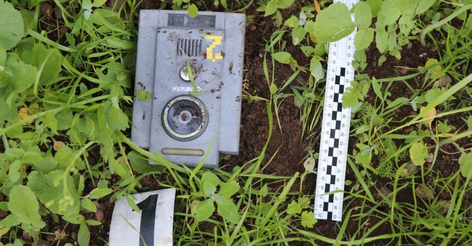 zdjęcie: Zniszczył videodomofon- jest w rękach policjantów / fot. KMP Suwałki