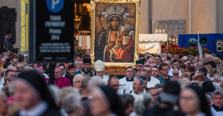zdjęcie: Przez miasto przeszła procesja z obrazem Matki Bożej Płaczącej / fot. PAP