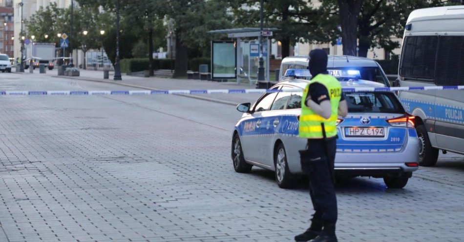 zdjęcie: Służby specjalne sprawdzają mężczyznę, który podłożył pocisk na Krakowskim Przedmieściu / fot. PAP